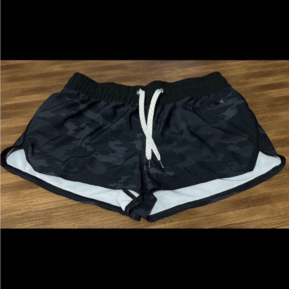 Vuori Clementine 2.5” Shorts ~Sz Small Black Watercolor Camo Style